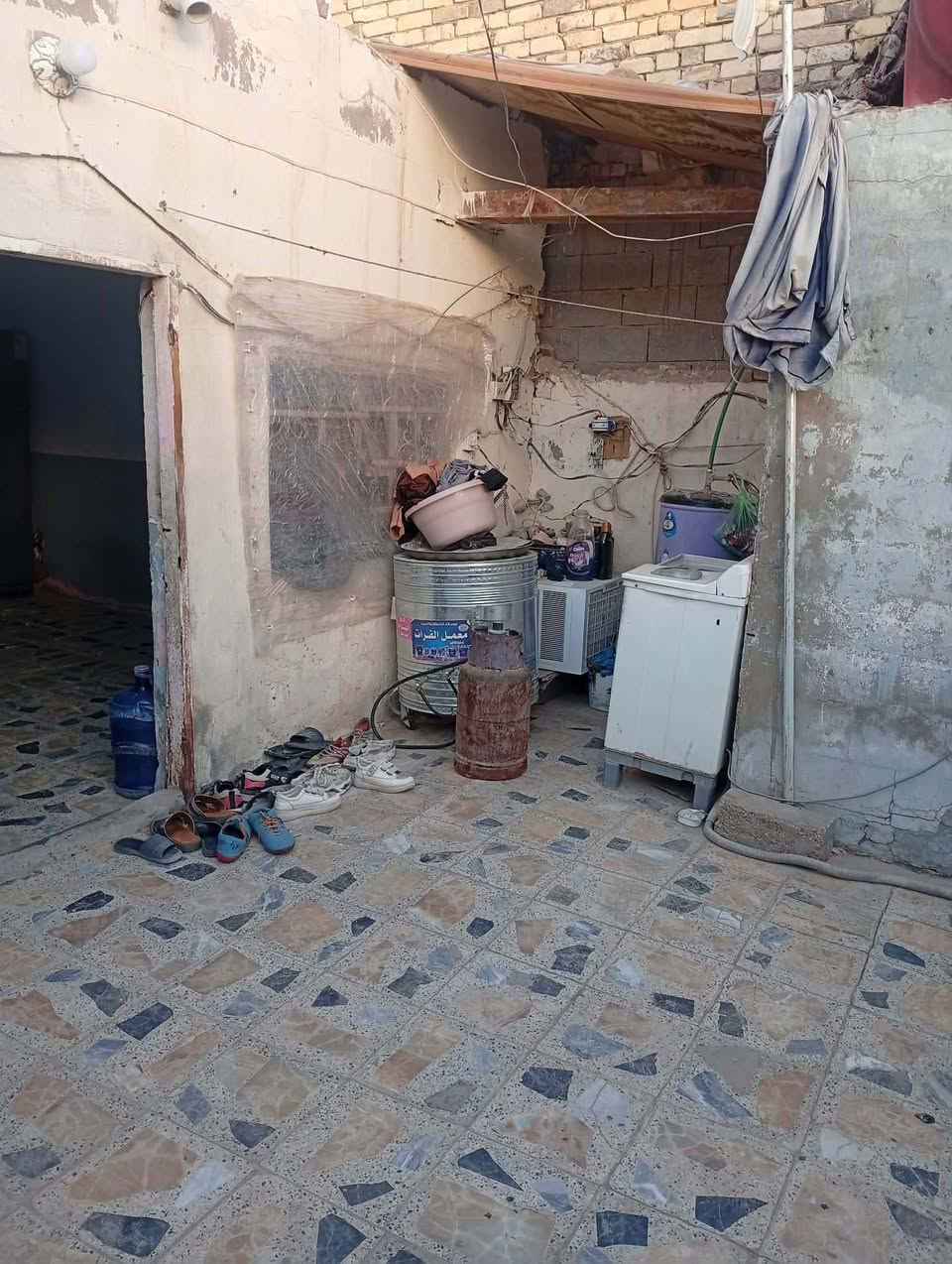 بيت للبيع حي الرحمه شارع عشرين فرع المام السجاد 105مترات غرفه وصاله ومطبخ وحمامات وستقبال.ومساحة حوش ومكشوفه *********** خاص مغلق مغلق مغلق ستفسار ع رقم 👉

