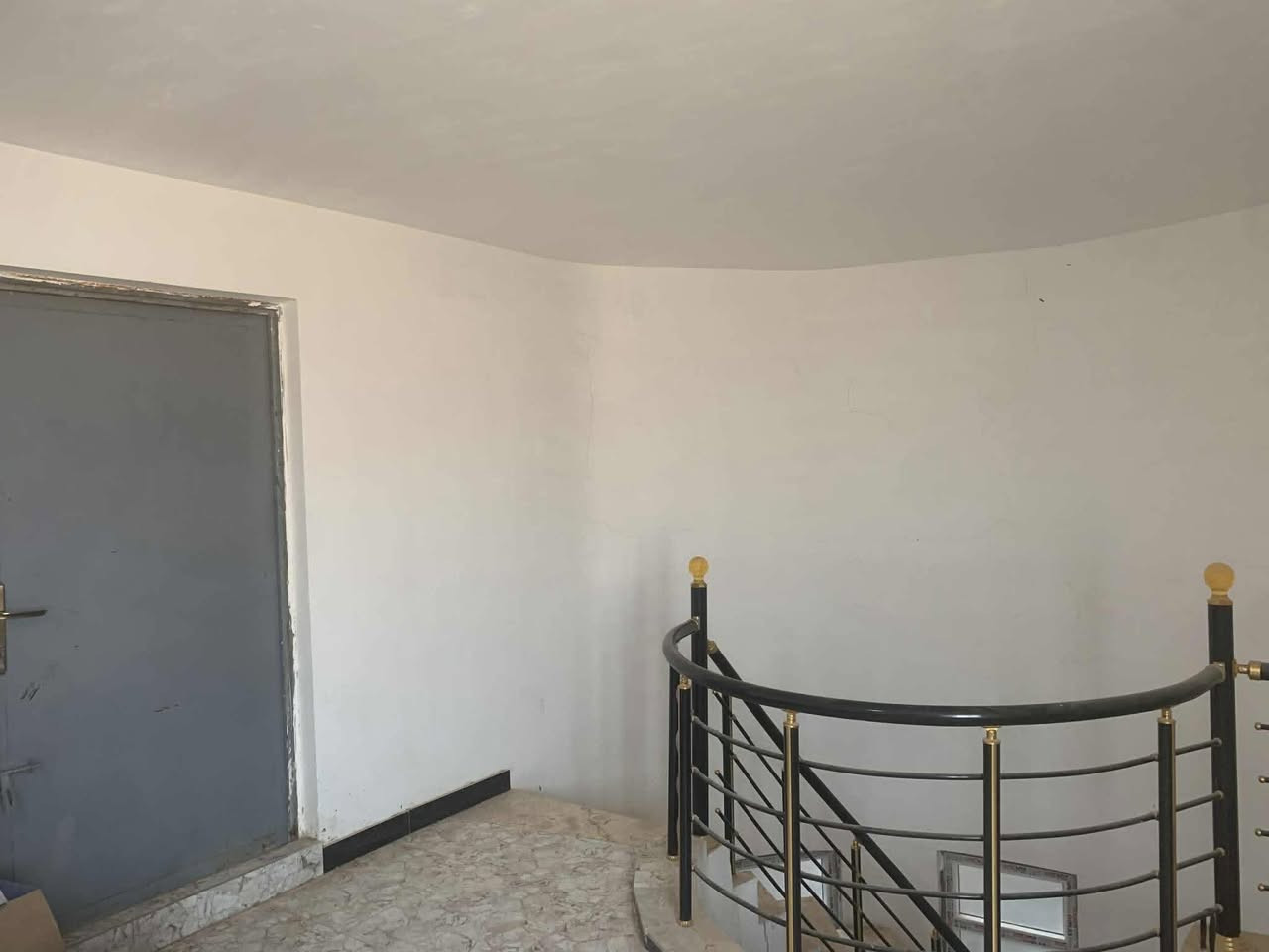 � بيت حديث البناء للبيع – الخاجية
📍 المساحة: 200 متر
📍 الموقع: منطقة قريبة جداً من المدرسة الصينية

🔹 تفاصيل الطابق الأول:

 • غرفتان نوم
 • صالة + هول واسع
 • مطبخ حار و بارد
 • مجموعة صحية

🔹 تفاصيل الطابق الثاني:

 • أربع غرف نوم
 • صحيات فوك وجوه 
 • مساحة خارجية (مكان خارجي)

💰 السعر: 250

📞 للتواصل والاستفسار: ……***********
