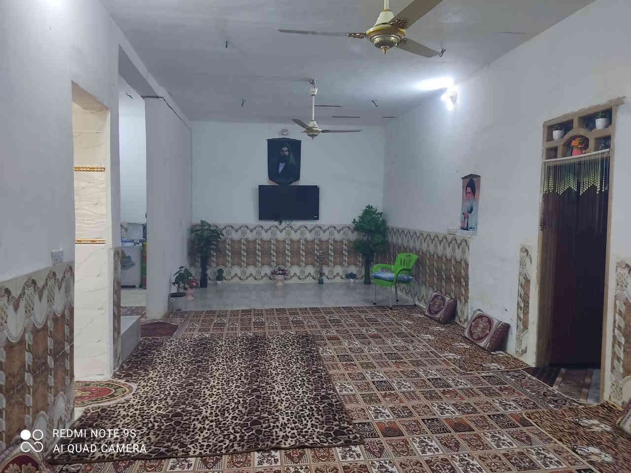 بيت لبيع مساحه 550 يتكون من مطبخ 5*5 وصاله 11*4 ومجمع صحيات داخله وخارجه وغرفه نوم 5*5 كراج سياره بناء حديث سكف شيلمان بلجيكي الاصلي ومعاملته كامله بلبلديه يعني كملت نص معامله باسمي البيت ومتوفره كافه الخدمات يبعد عن مدرسه 50متر ع شارع 30 مولد قريبه كهرباء قويه ماء متوفر  البيت جاهز للسكن  السعر 60 وبيه مجال قليل  رقم *********** قرب دور الايتام الطابو
