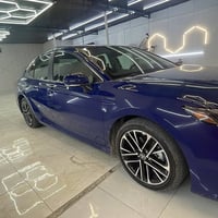 كامري XLE لومير 2025 ماشية 5000 مايل فول للاخير بدون ما ذكر شنو الي بي...