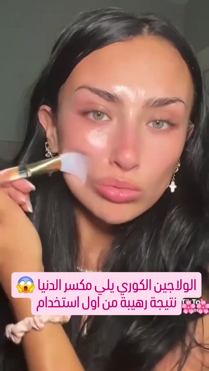 ✨ كريم جيلي بالكولاجين من ماركة ميديكيوب الكورية (Medicube Collagen Jelly Cream) كريم مرطب والمقاوم للشيخوخة من المنتجات الشهيرة التي تمنح البشرة مظهر البشرة الزجاجية الممتلئة (Glass Skin). 

يتميز بتركيبة جل خفيفة سريعة الامتصاص توفر ترطيباً عميقاً ويحتوي على كولاجين متحلل، نياسيناميد، وببتيدات لتحسين مرونة البشرة ومقاومة علامات الشيخوخة و يساعد في شد البشرة، وتقليل الخطوط الدقيقة، ومنحها إشراقة طبيعية. 

الفوائد الرئيسية
✔️يحتوي على ثلاثة أنواع من الكولاجين النقي والمحلل المجفف بالتجميد لشد البشرة ومكافحة الخطوط الدقيقة.
✔️ مدعم بالنياسيناميد (فيتامين B3) لتوحيد لون البشرة، تقليل التصبغات، وتضييق المسام.
✔️ يحتوي على الإيلاستين، السكوالين، وحمض الهيالورونيك لحبس الرطوبة داخل الجلد وتقوية حاجز حمايته.
#الاصلي المنشأ كوريا 🇰🇷💯
🚘 يوجد خدمة توصيل لجميع محافظات العراق


**إذا كنت صاحب هذا الإعلان وتريد حذفه لأي سبب، رجاءا أرسل رسالة إلى الدعم الفني**