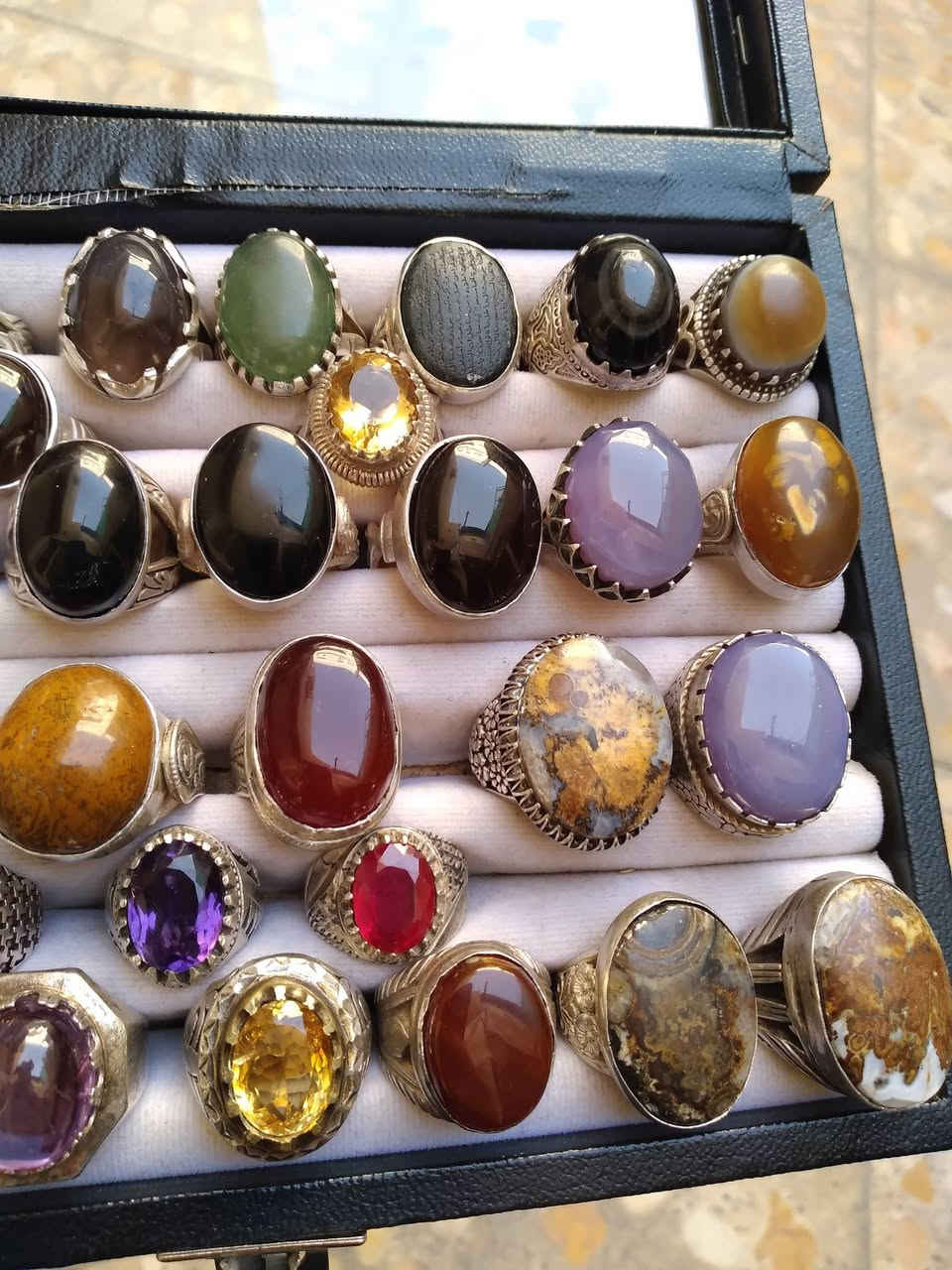 طبلة محابس ثقيله صياغات قديمه اكثرهن يماني.  عدد ٣٤ محبس وزن كلي ٦٢٠ غرام. قوالب ثقيله نقش يدوي احجار طبيعيه. 
للمهتم  خاص يوجد توصيل


**إذا كنت صاحب هذا الإعلان وتريد حذفه لأي سبب، رجاءا أرسل رسالة إلى الدعم الفني**