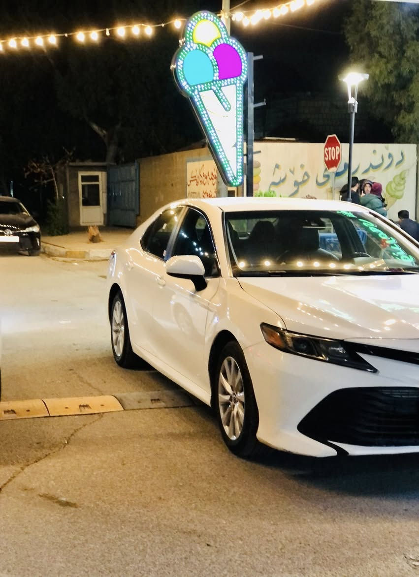 تۆیۆتا کامری 2018 مواسەفات LE ئەمریکی ڕەنگ سپی بەفری ناو ڕەش و تحدید سرعة و گێڕ ئۆتۆماتیک و عادی لایت زینۆن و شاشە گەورە و وایەرلێس چارج و ئەوتۆ هۆڵد سەیارەکە زۆر جوان پاکە و سێرڤس عامی بۆ کراوە و هی ماڵی خۆمە وەک و بۆیاخ تەنها بۆنیتی بۆیاخە و نوک هەردوو چاملخی پێشەوەشی کەمێک کارتی هەیە  سەنەوی و ڕەقەم  و ژینگە و ڕێگا و بانیشی هەمووی تازەیە و بیتاقەی بەنزینیشی هەیە
گێر و مەکینەشی بە شەرت 
هیچ کێشەی تێدا نیە

نرخ/168 وەرەقە و مەجال
ژ.م/***********
***********
0750 956 4987
0770 429 3032
