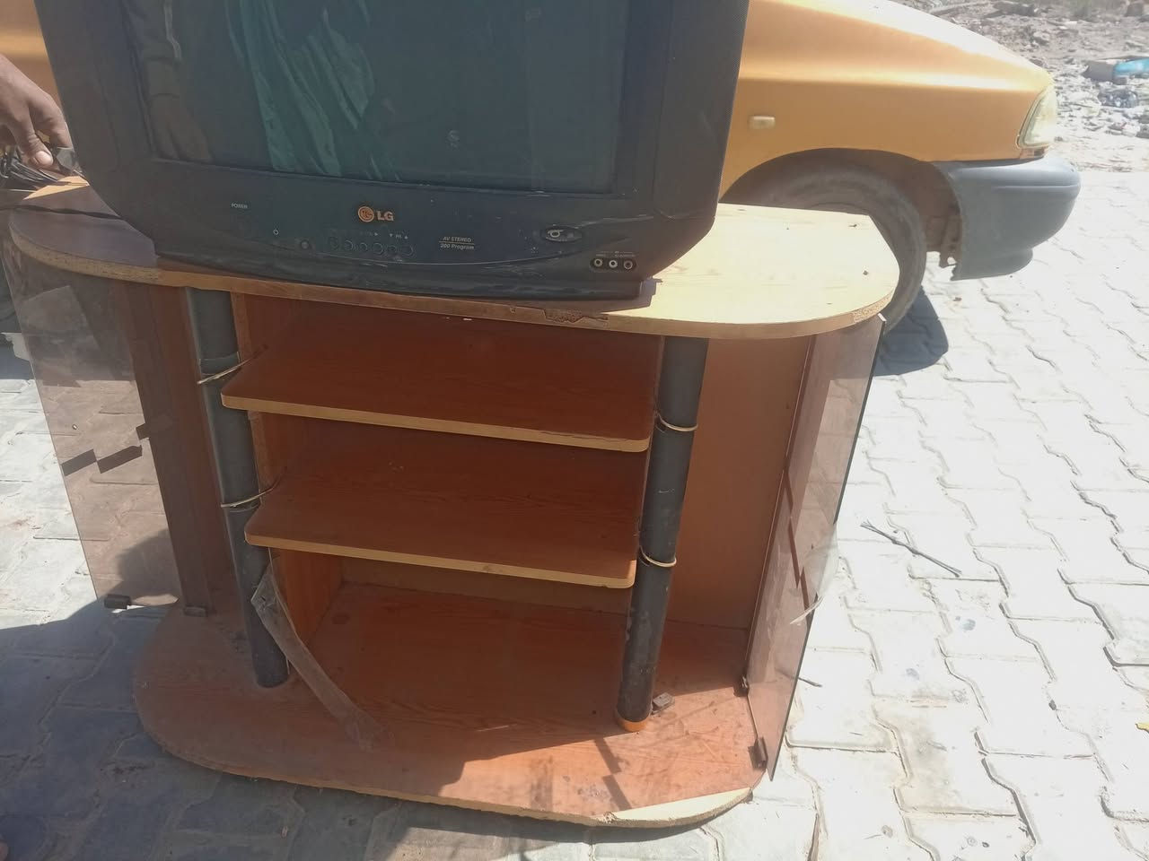 السلام عليكم تلفزون وطاوله السعر35ألف ***********
