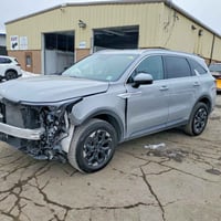 سورنتو موديل ٢٠٢٥ مواصفاتS لون سمنتي حادث جاملغ خلفي وشويه بطارف البني...