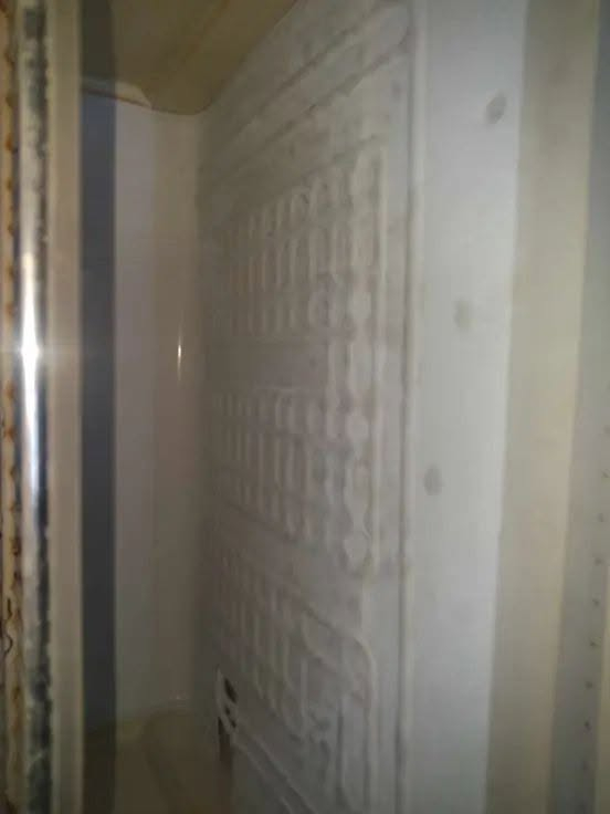 ثلاجه اللبيع اي ضرر مابيه حجم 29 
السعر مناسب قفله 200 
الحاب يتصل على هاذا الرقم 
***********
