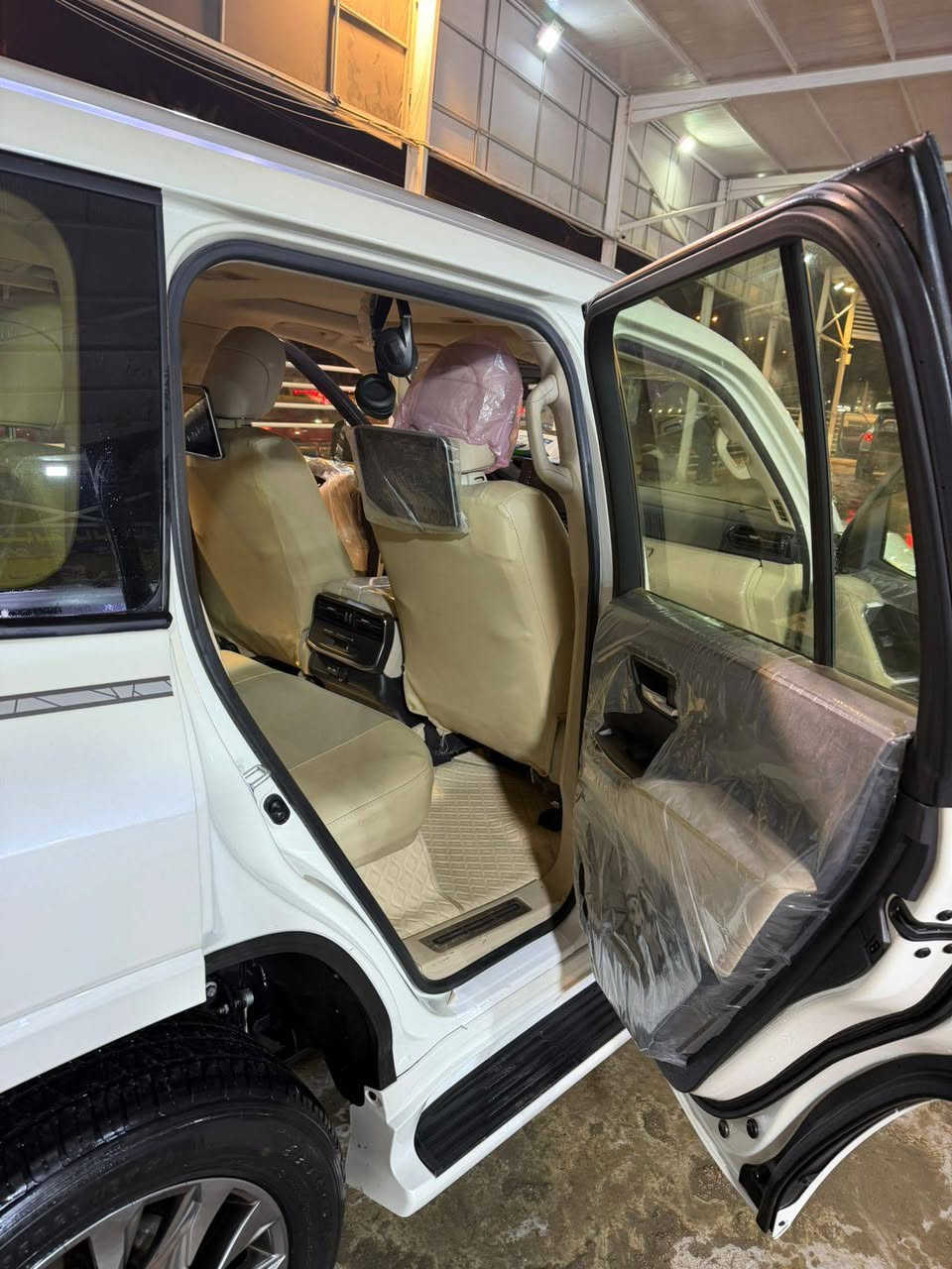 لاندكرورز GXR 2023ضمان ساس
مواصفات فول 4000 تنفس طبيعي
رادار + حساسات 360 محيطيه
2 مقاعد كهرباء + تبريد 
3 شاشات تطبيق
صندوك كهرباء
باقي المواصفات معروفه

الكشنات مغلفه جلد للحفاظ على الجلد الاصلي
غراضها كامله ارضيات + هتفونات 
بيها تكحيل موضح بل صوره

العداد الحالي 13900كم
رقم بغداد سنويه باسمي
مكان السياره بغداد
رقم صاحب سيارة ***********
