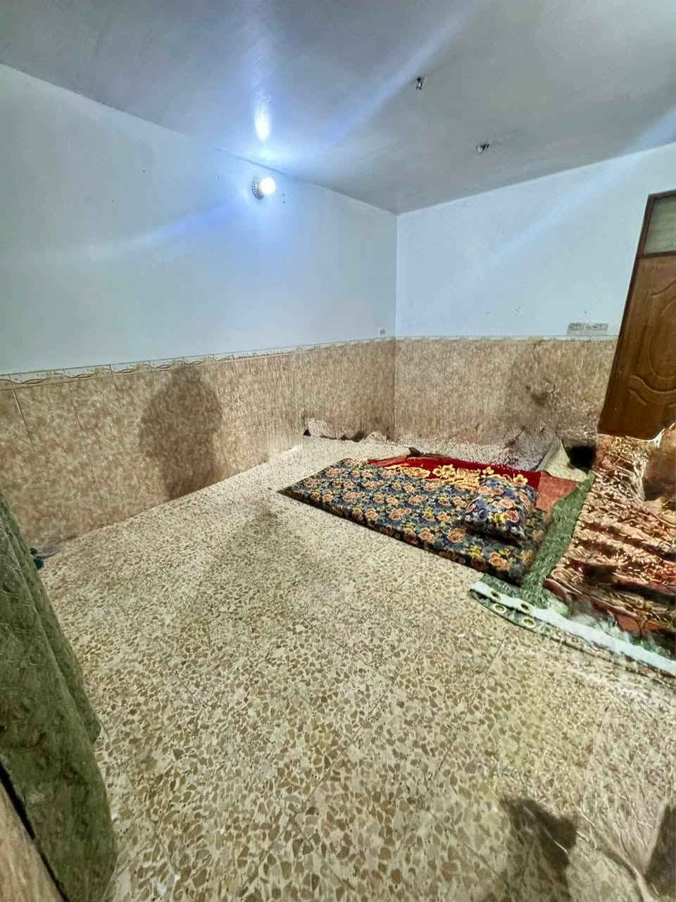 السلام وعليكم
عندي بيت الى الايجار مساحه 50 متر طابق ارضي فقط نضيف 

بي غرفه نوم كبيره و مطبخ و صحيات و طرمه 

موقع البيت شارع مصور الكنز مقابل مطعم حجي 

ايجار البيت 250 قفل 

اتصال على الهاتف 
***********
