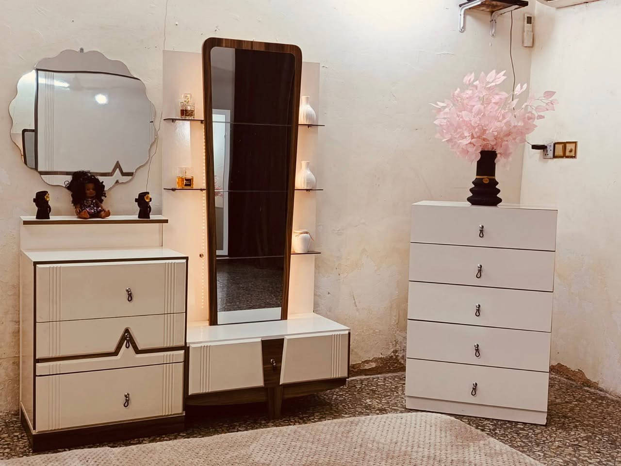 السلام عليكم غرفه نوم تركية اصليه جديده استخدام يومين للبيع بسعر مناسب مستعجله عليه عندي سفر .٤٠٠الف قفل .لتواصل 
***********
