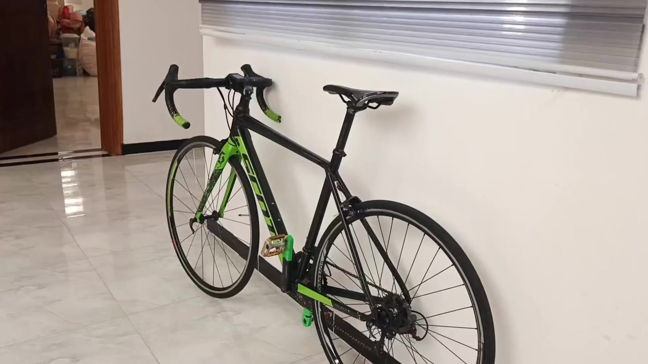 السلام عليكم ياب 🙋‍♂️🙋‍♂️
دراجة الطريق سكوت سباق     rod scott bike
دراجة موديل. حديث 
فريم المنيوم دفن 
ويالة المنيوم طرب 
تايرات شوالبي 
سيت كلاراس حديث دفن 
ستيرن ولفاف دفن 
الدراجى كلها ساينكروز ختم واحد 
صوتها طرب عالي 6 بنط 
الماشة كاربون فايبر 
وزن الدراجة ريشة حرفيا وزنها 8.9kg
وياها تغليف pvc مال ويل 
الملاحضات بيه شخوط بل لون مال ماشة وشخوط بل فريم غير ضاهرية مكحلة 
اي ستفسار متواجد خاص او واتساب او اتصال ***********
