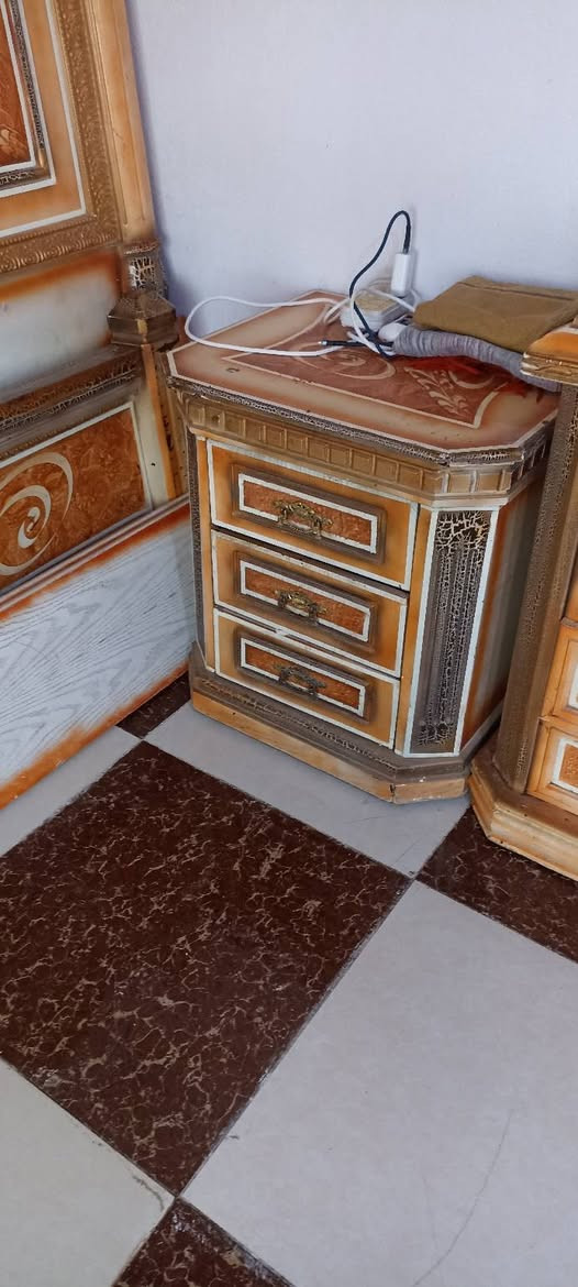 سلام عليكم غرفة نوم كويتي ثقيل مرتبه للبيع بس تختة الجربايه شوي تعبانه والباقي جديد جوانب تاج  400وبيها مجال عنوان البصره النشوه  تلفون***********
