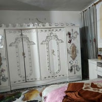 غرفة كاملة • مرايات مكسورة • منقوص كومودينو