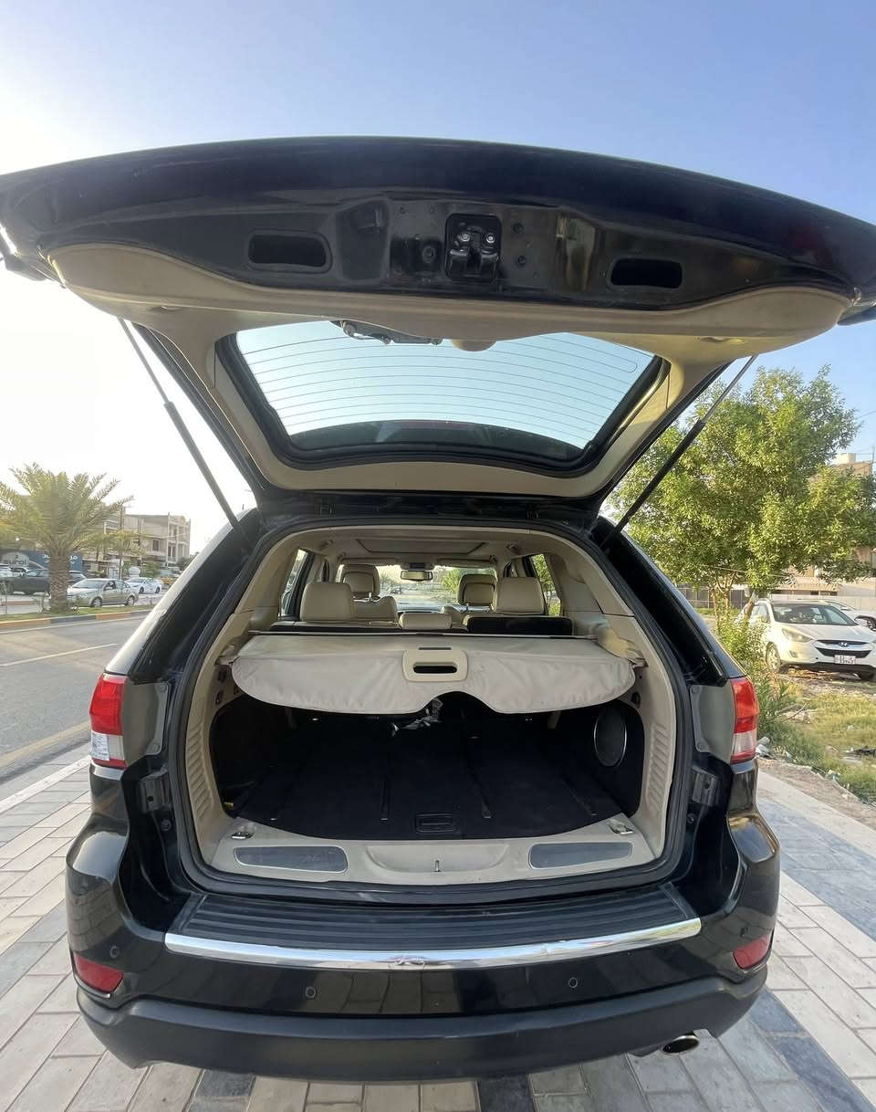 Jeep Grand Cherokee
سنة الصنع 2013 
الحالة صبغ حزام بدون دواخل تماماً 
حادث جاملغ ايمن ، باب 
بقية المواصفات العروفة للفـول 
بنورامـا  - مقاعـد ميمـوري…..
السيـارة بحالة جيدة جداً 
نظام تعليق بحالة ممتازه 
طقم تايرا جديد بحالة ممتازه 
السعـر المطلوب فقط (125) سعر ممتاز مقابل النظافه 
الموقع - بغداد 📍
رقم الهاتف : ***********
