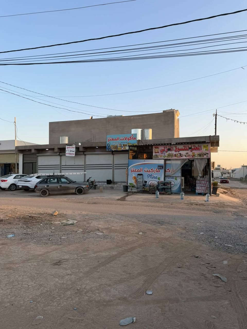 سلام عليكم محلات للبيع
عنوان حي بدر شارع مول حسين 
مساحه ١٠٠م ركن 
٦محلات  +درج وصيحات 
للاستفسار اتصل بل ارقام
***********
***********
