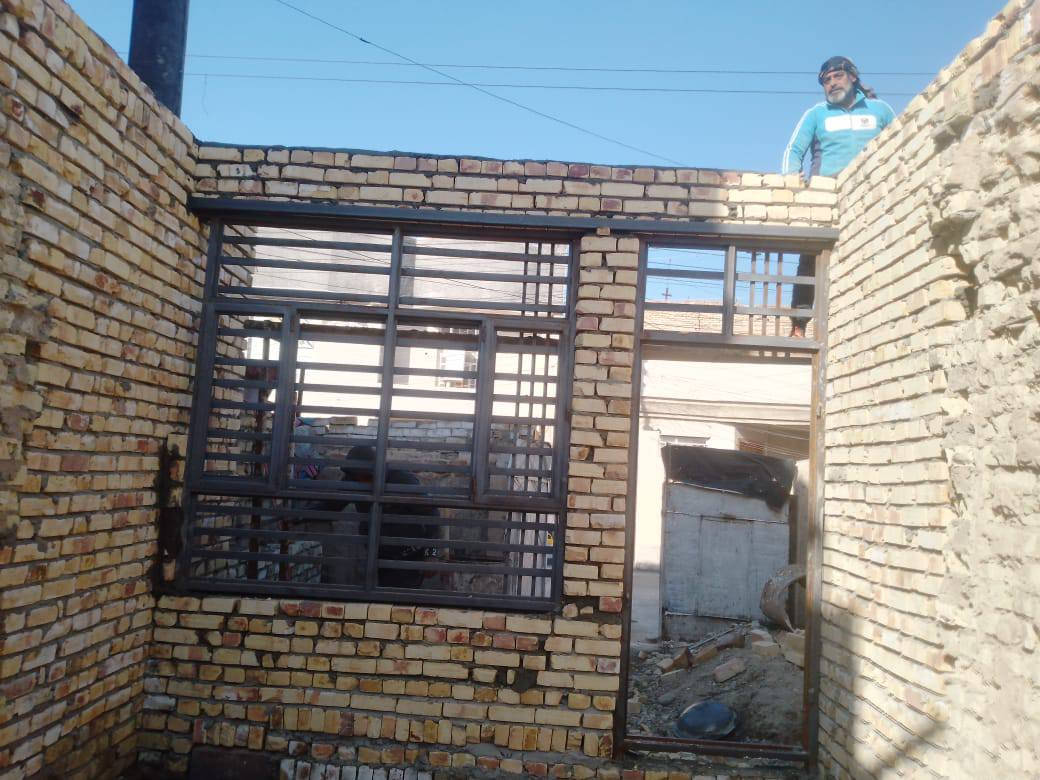 سلام عليكم بيت للبيع بشارع جامع النور المساحه100 متر البيت يحتاج ترميم الي كامل بالبيت مجاري جديده و بواري جديده و ارتفاع الجدران 3متراتت
بوب و شبابيك جديده سعر البيت 55مليون عقار البيت طابو ملك منطقه ال23 منطقه كامله الخدمات 
 (سعر القطعه بهذا المكان لا تقل عن 50مليون)

‏‪***********‬‏ للستفسار اكثر
