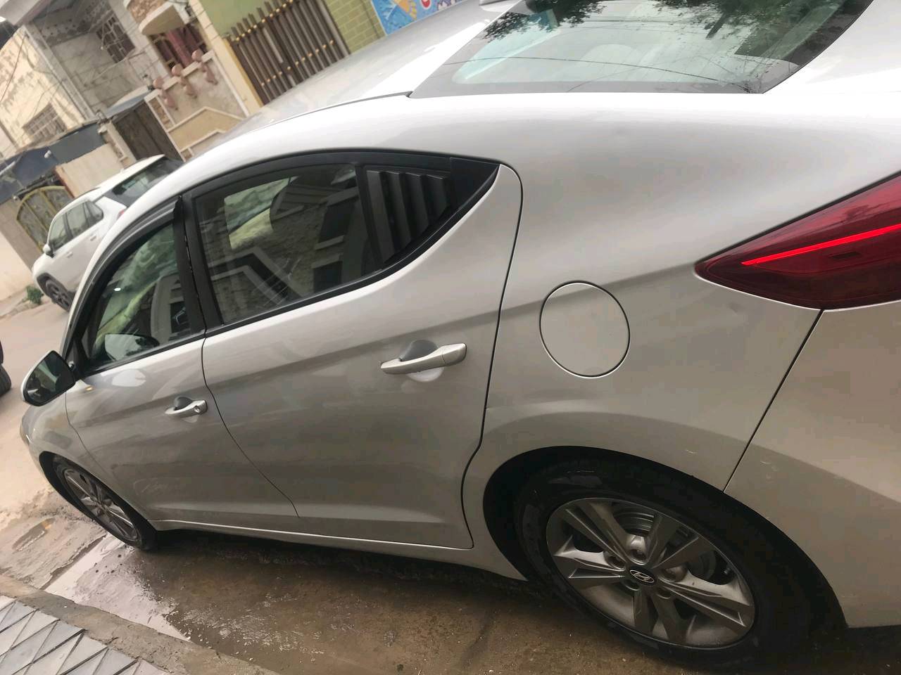 سيارة هيونداي إلنترا موديل حديث، ماشية 4018 ميل، لون فضي. تعتبر السيارة في حالة جيدة مع وجود بعض التفاصيل على الجسم كما هو موضح في الصور. السيارة تحتوي على داخلية نظيفة ومريحة، وتوفر تجربة قيادة ممتازة. لا تتردد في التواصل للاستفسار أو لتحديد موعد للرؤية.