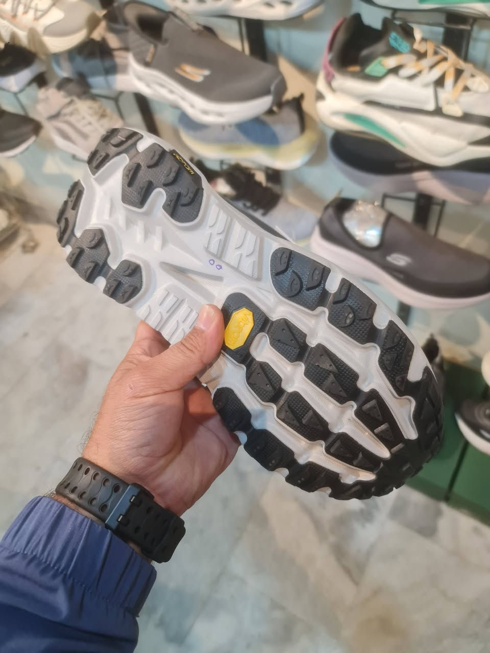 هوكا اصلي 
قياس ٤٤ 
طول القدم ٢٨
السعر ٧٥ الف مع التوصيل


**إذا كنت صاحب هذا الإعلان وتريد حذفه لأي سبب، رجاءا أرسل رسالة إلى الدعم الفني**