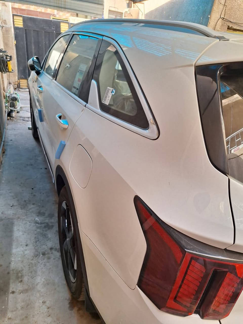 *********** 
سورنتو خليجي ٢٠٢٤ 
٦ سلندر 
ماشية ٢٠ 
بيها بارد بالجاملغ الخلفي خلف السايق بسيط جدا 
بقيه السيارة ع وضع الشركه 
بياع شراي لا يخابر ويتعب نفسة
