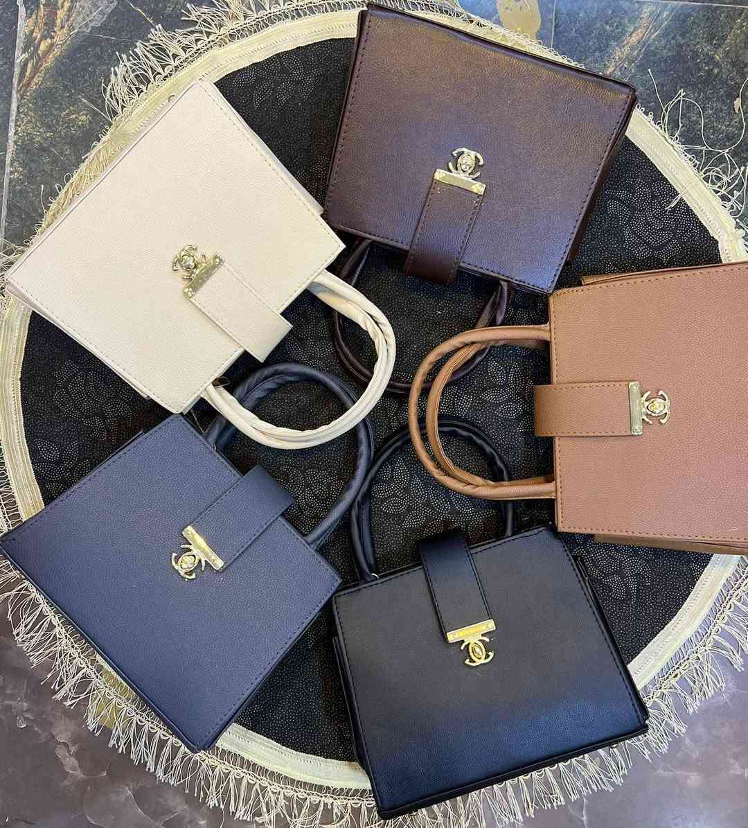 لدينا اجمل الحقائب اليد بإرخص اسعار يتوفر جملة أن لا يقل عن درزن متوفر توصيل لجميع محافظات العراق للتواصل معنا على واتسابwa.me/***********
