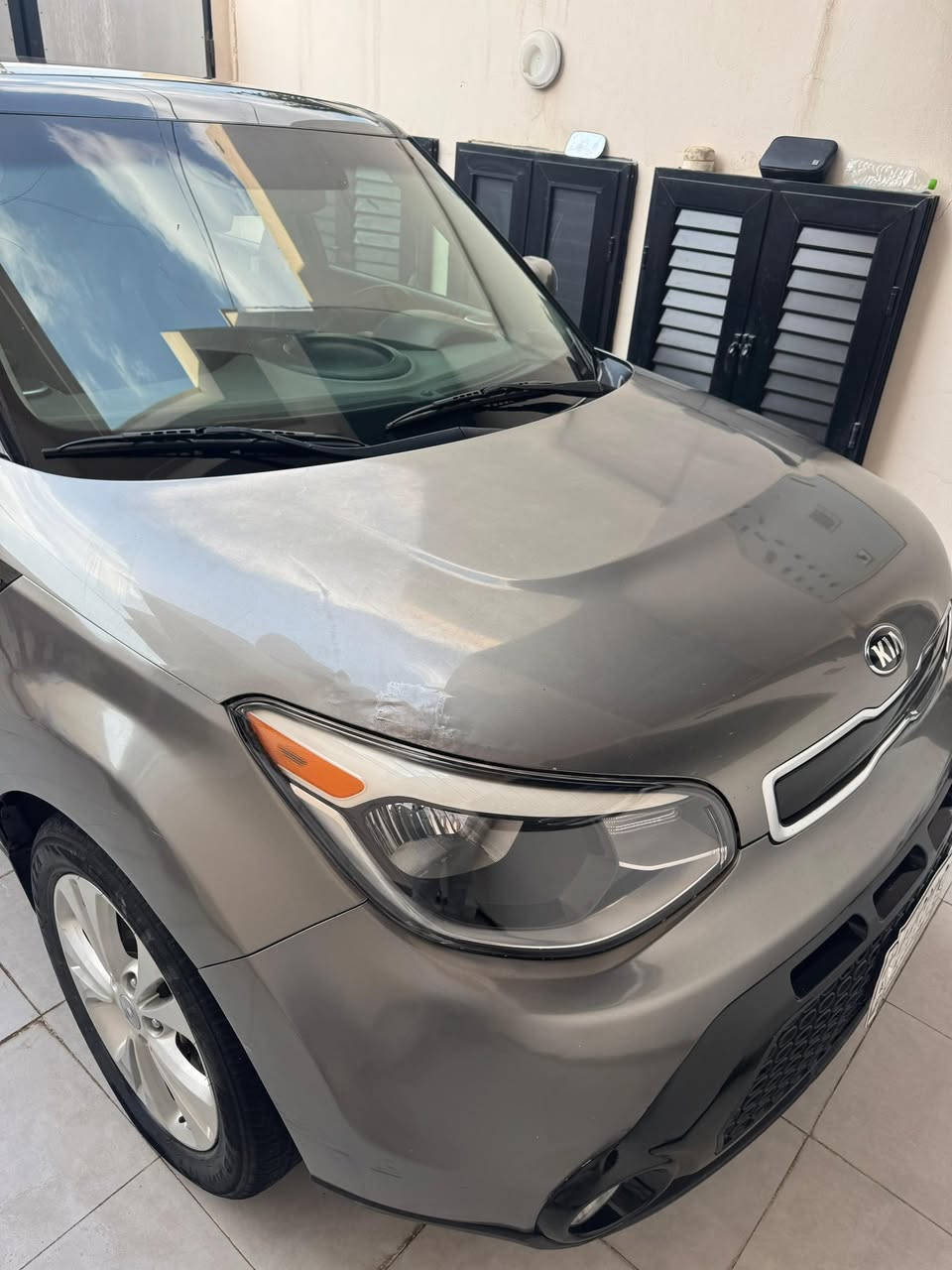 سلام عليكم 
كيا صول موديل 2016 وارد امريكي بيه فقط بارد بالخشم مالت البنيد والجالغ وشويه بالباب بدون ايرباك محرك 2000 ماشيه 100 الف السياره فول مواصفات بصمه كشنات جلد كشن كهرباء بنوراما داخل لونيين السياره جاهزه بدون نقص السعر 123$ وبيه مجال قليل للاستفسار 
***********
