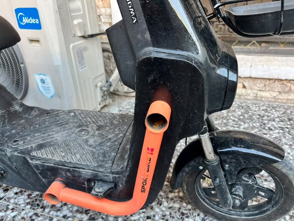 دراجه شحن. 
فول مواصفات 
تحتوي على (4) بطاريات  ليثيوم 🔋
ابريك خلفي والأمامي موجود بس ملغي 
السرعه (70)
البكلايت الإمام شغال 
اشارت خلفيه يمنه يسره شغالات 🚨🚨
وما امبدل بيها اي شي 
ضررها فقط  الكفر الي يم الدرع مكسور مثل ما موضح بل صوره 

والمصطبه ضايعه سعرها رخيص 
 
سعررر الدراجه ((325 الف )) وبيها مجال 

العنوان 📍
بغداد الحريه الثانيه 
التواصل على الرقم (***********)
