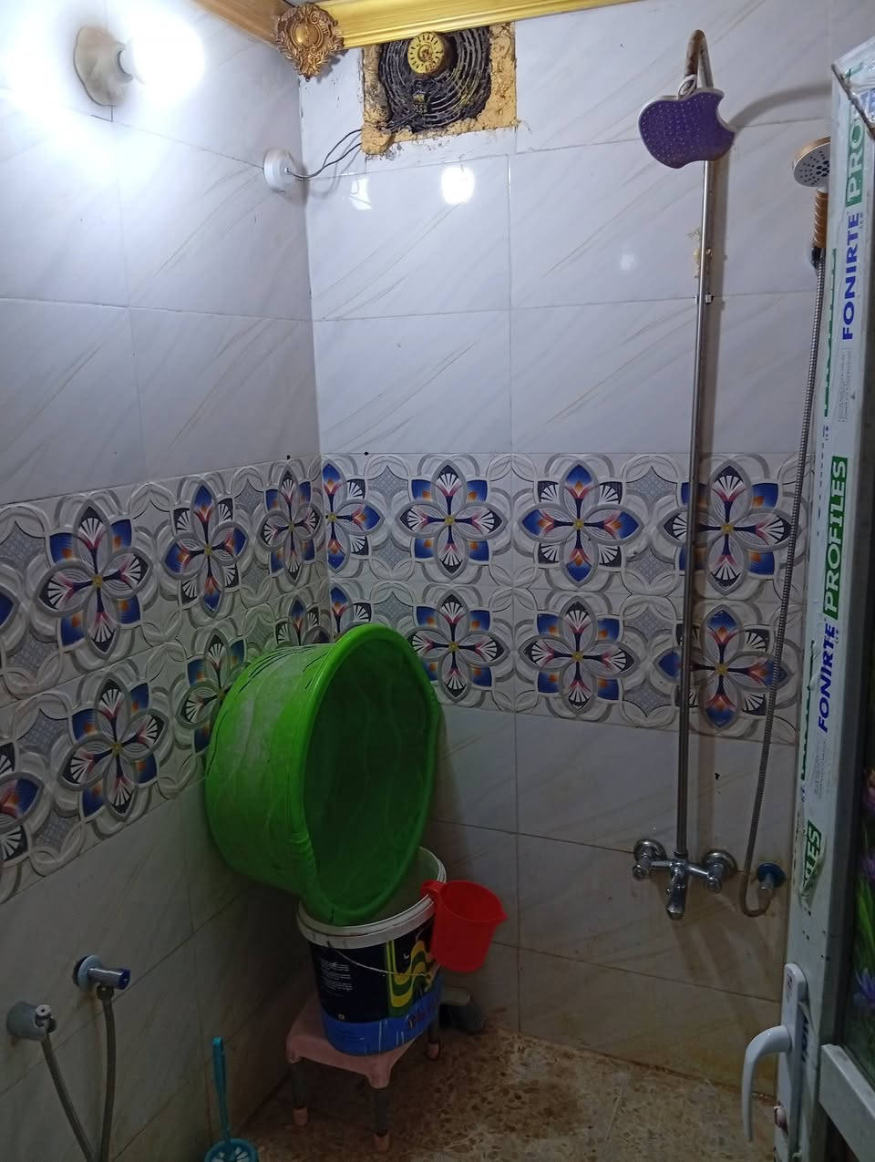 السلام عليكم
دار للبيع مساحه 100 متر 

صب كونكريت اساس وصقف

الموقع كوفه شارع المعمل قرب اسواق زيتونه

يحتوي على غرفه + صاله + مطبخ + كراج + حمامات خارجي وداخلي 

السعر 37 وبي مجال

***********
