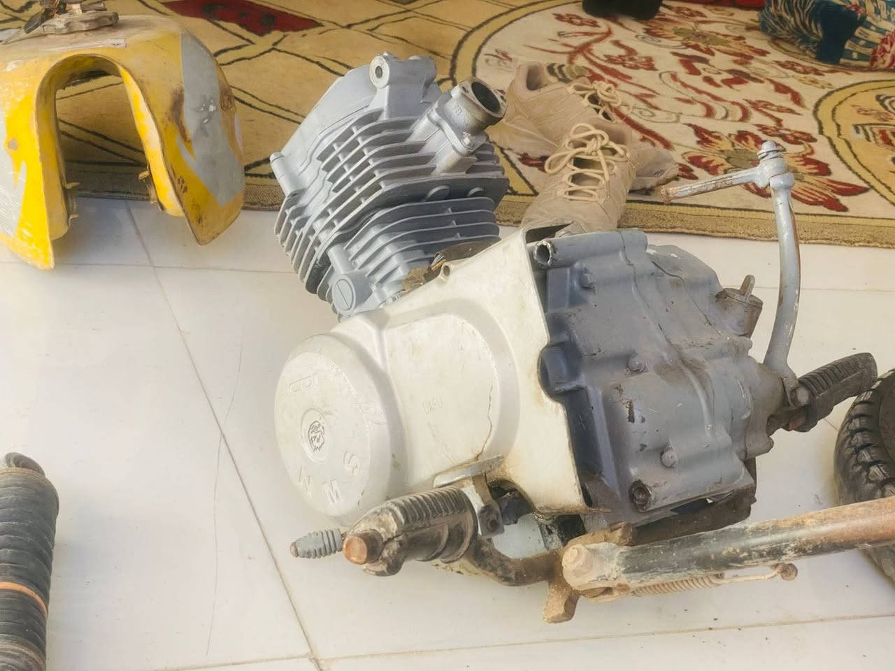 سلام عليكم غراض دراجة كامله مو بس ذن الي بلصورة  كلهن للبيع مابيع مفرد لوياله كلهن يشتغلن مكينة شغاله كلشي مابيه لا ذب دهن ولا تنقص سعر ٨٥   ...  رقم ***********
