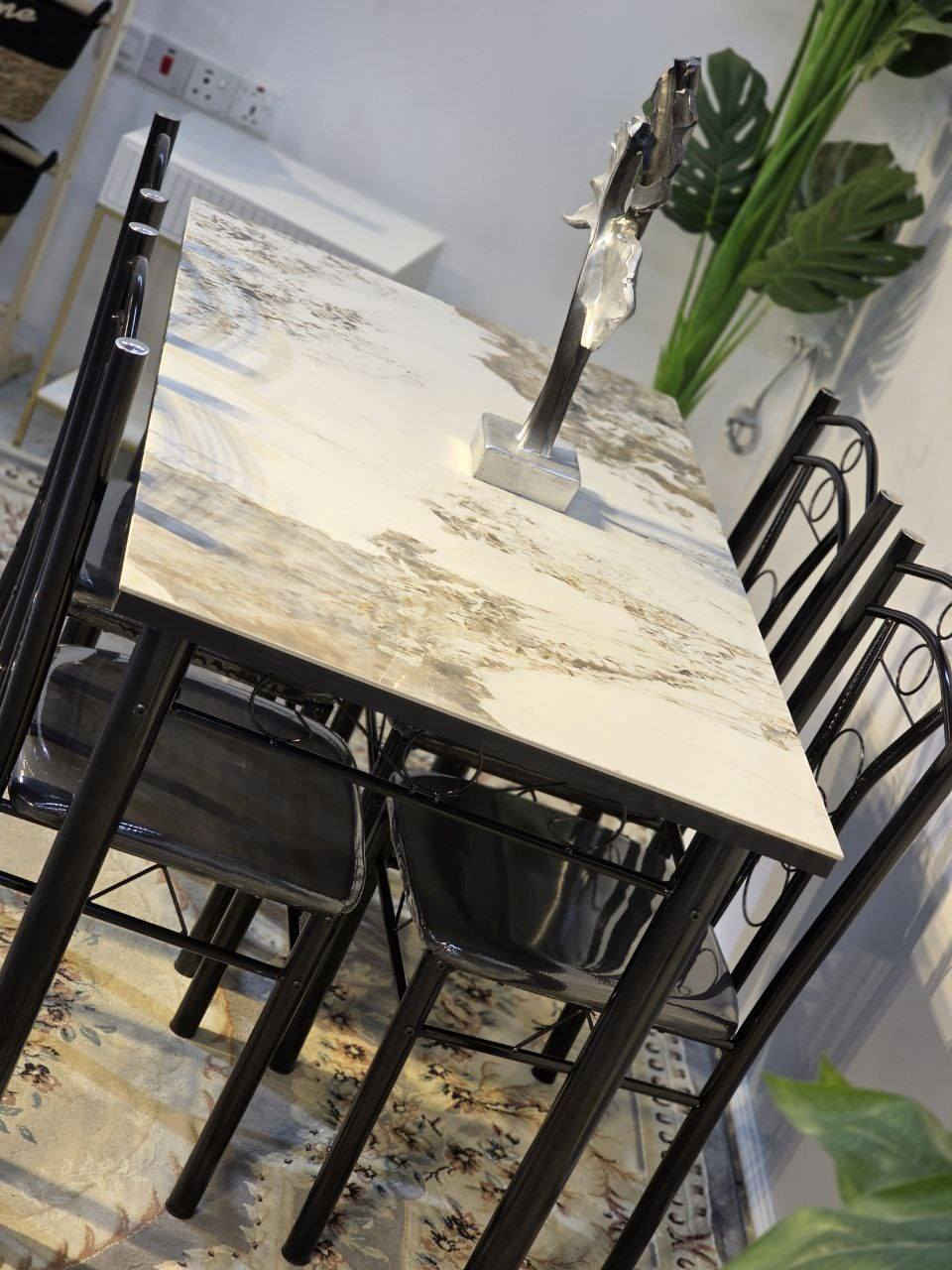 🔥 وصل الجديد يمّنا 🔥
🍽️ ميز طعام مع ٤ كراسي
هيكل حديد قوي + سطح مرمر أنيق ✨
مناسب للمطابخ وغرف الطعام، عملي وشكل فخم 👌
📏 القياسات:
▪️ العرض: ٧٠ سم
▪️ الطول: ١٢٠ سم
💰 السعر: 180دينار فقط 🔥
🚚 التوصيل:
✔️ مجاني داخل بغداد

يوجد توصيل جميع المحافظات للحجز 
*********** واتس اب
