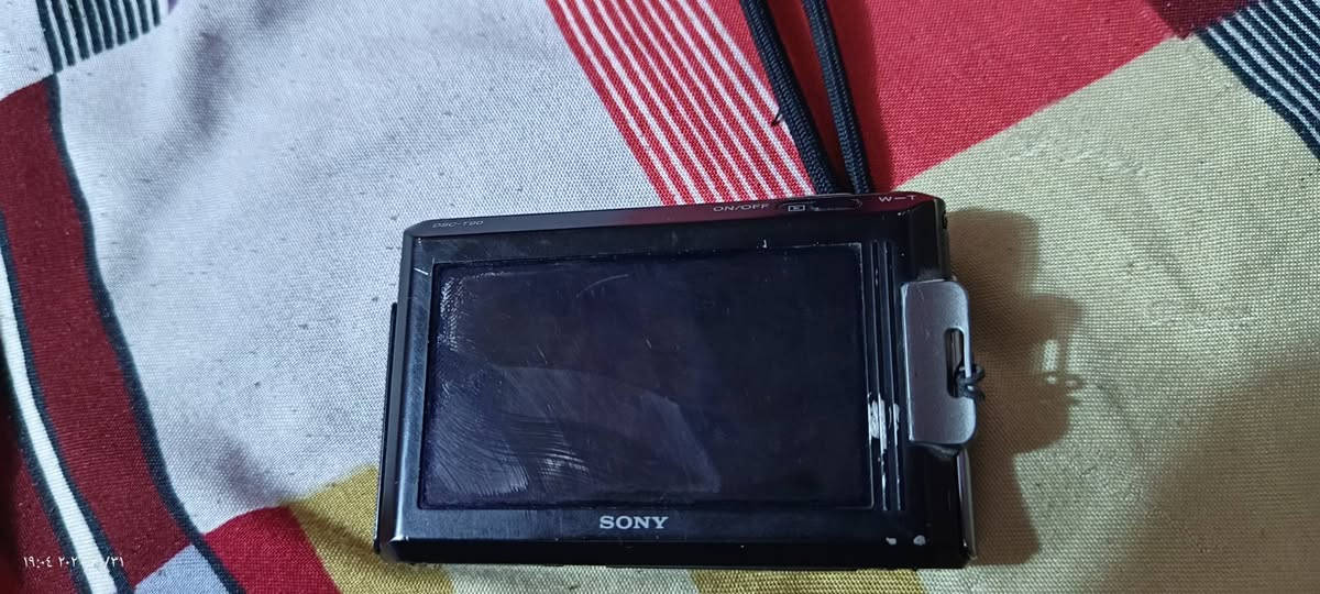 كامرة سوني للصور والفيديو 
شاشه لمس 
دقة عالية كامله 1080
وياها شاحنه وبطاريات ثنين
***********
