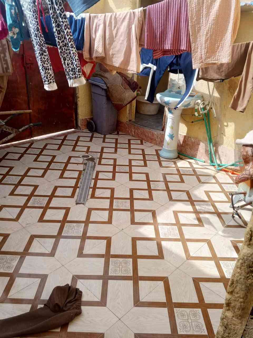 سلام عليكم بيت تجاوز للبيع ماكو تبليغ لسعر 12وبي مجال يتكون غرفتين وصاله مطبخ طارمه وصحيات لسقف سندويج لبيت قريب عل تبليط قبله لربع تالاف شراي يتصل ***********
