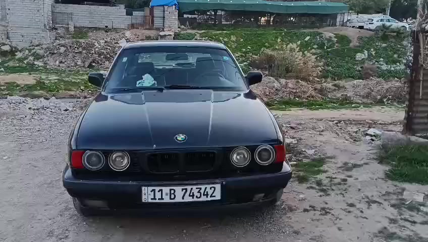 السلام عليكم
بي ام دبليو 525 اصل 535 
موديل 1990
صدر جديد
كير جديد  
محرك جديد 
داخل جديد 
كهربائيات كله شغاله 
تبريد يحتاج بعض الترتيبات 
تايرات جدد 
باتري جديد 
فتحه سقف شغاله 
لايت زنون 
كشن مخمل 
صبغ جماليه بدون ضربه 
رقم بغداد جديد انكليزي تحويل مباشر 
سياره تمام وجاهزه 
السعر 60 وبي مجال حك الجيه 
رقم الهاتف ***********
