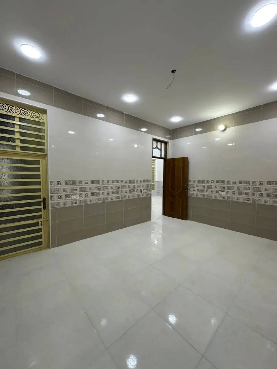 دار ٢٠٠م حي نهاوند ال١١ الف خلف البطاقه الوطنيه شغل راقي جاهز للسكن طابق واحد
***********
