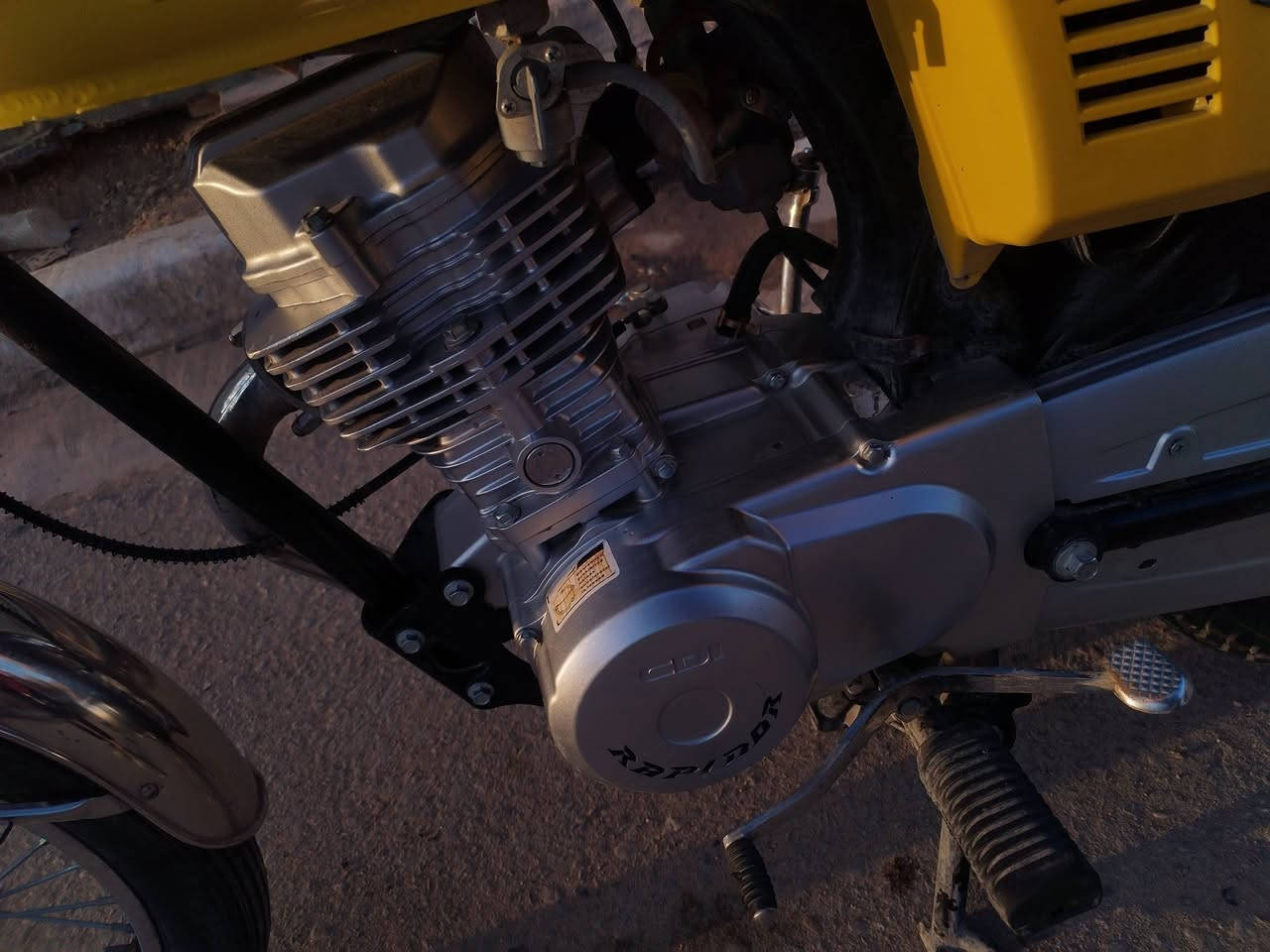 سلام عليكم دراجه للبيع اوراق اصولي شاصي 17 ولغراض كلها 25 مكينه ارابيدو  صالها شهرين مشدوده ما مفتوحه غير بس تفيلس اوراق كامله احمد شهاب رايدها مليون بيها مجال***********
