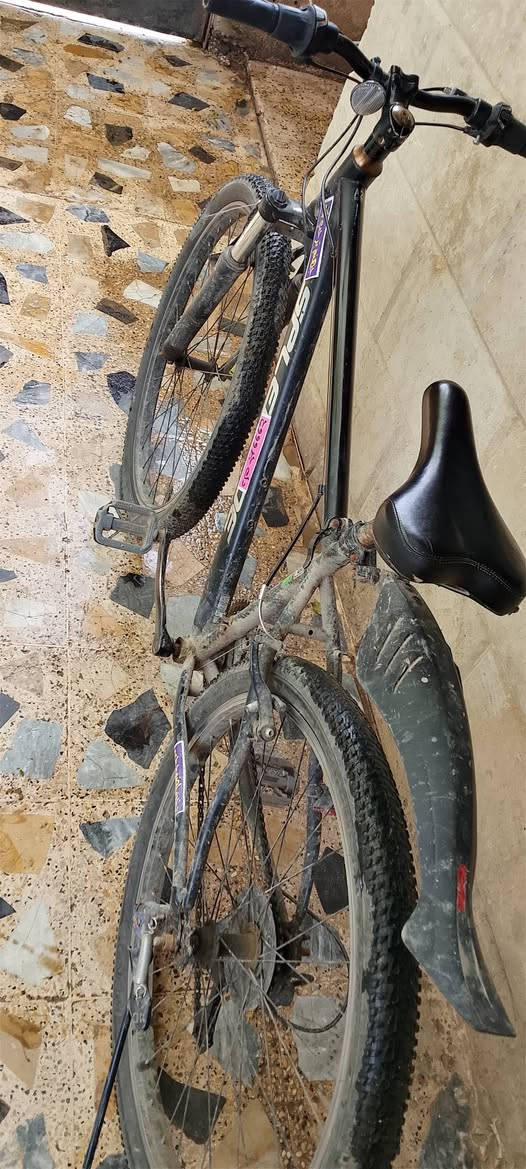 بايسكل للبيع ادفع سعر عجبي ابيك حجم البايسكل 27 5 مال باله***********
