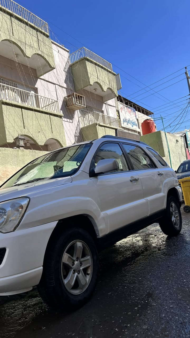 السلام عليكم
سيارة كيا سبورتج  للبيع
المديل : 2009
اللون : ابيض
الممشى : 160 الف كيلو
السعر : 105 ورقه 
الحادث : السياره مكفوله من الحادث القوي  السياره مشتريهه زيرو عله ايدنة من الشركه  صار بيهه حادث بابين صفحة السايق  بدلناهن وصبغنة الصفحة  وصبغنه الصفحة الثانيه توحيد لون  السياره عندي صورهه قبل الصبغ عله وضع الشركه 
مكينه وكير ماملعوب بيهن ابد بلادي محرك 2000

الرقم : رقم بصرة باسمي رقم انكليزي سنوية لل 31  .
الموقع : البصرة المشراق الجديد /***********
