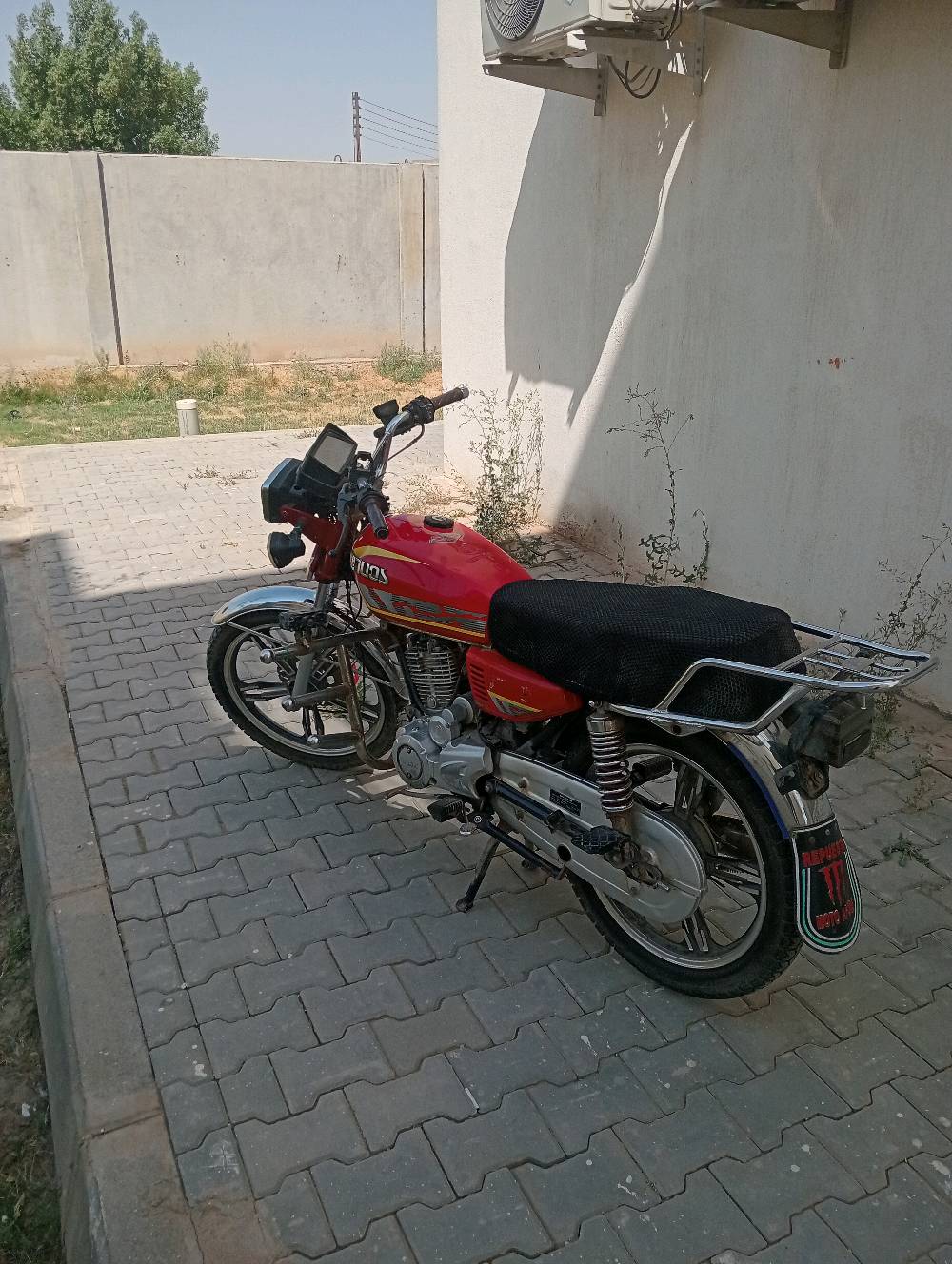 دراجة ايراني سونلك موديل 23
150cc 
دراجة مستعملة 
نظافة زينة 
كهربائياتها جيدة 
تايرات شوي تعبانات 
دراجة قوية وتتحمل امانه الله 
السعر 500الف وبيها مجال
 
دراجة بيها منفيست ومكاتبة اكاتبك عليها
مو شراي لا تراسل 

مكاني بغداد بسماية، مناطق المجاورة