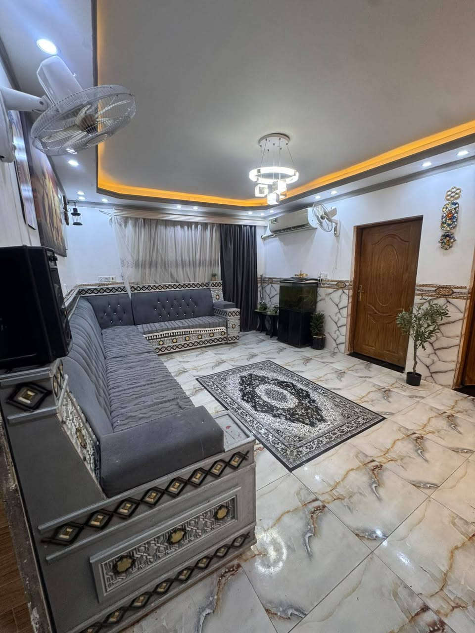 سلام عليكم اخوان بنيان كونكريت  بيت المساحه280 غرفتين وصاله واستقبال ومطبخ حار ومطبخ بارد حديقه مرتبه وحلوه گراج للسيارات كبير صحيات خارجيه وداخليه لبيت حلو ومرتب طابو باسمي سعره 120 موقع حي العسكري صدر رابع  مدرسه العراق  عشارع باب تبليط  نتصل ***********
