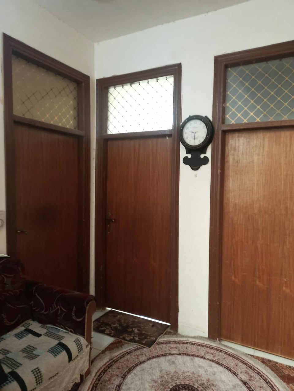 بيت للبيع حلة ناحية ابي غرق حي الحسين مجمع ارض بابل
مساحة البيت 300 متر تقريبا يحتوي على غرفتين نوم وصالة كبيرة وصحيات ومطبخ وحديقة كبيرة وكراج سيارة ومنور كبير داير البيت وغرفة نوم في الطابق الثاني غير مكتملة بدون سقف سعر البيع 99 وبيها مجال قليل جدا البيت نظيف وجديد والمجمع يتمتع بكافة الخدمات عمال نظافة وحراس والمجمع محاط بسور وفيه بوابة واحدة للدخول والخروج هادئ جدا وامان مطلق البيت مطلوب للمصرف العقاري 95 تقريبا 
كل شهر 500 الف دينار 
والله الموفق من يرغب باالشراء الاتصال على الرقمين التاليين 
***********
***********
