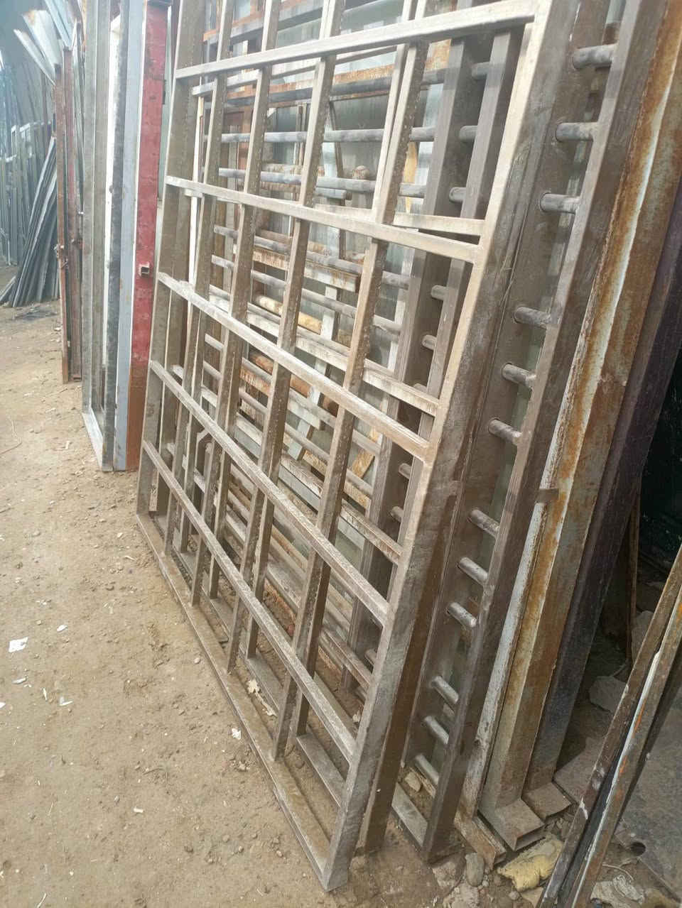 السلام عليكم 
كتائب شبابيك نقشة حديثة 10 قطع 
قياسات مختلفة مكاني بغداد
***********
