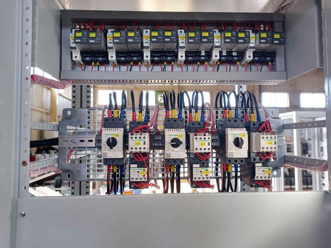 أستطيع العمل على جميع الأعمال الكهربائية
من تسليك لوحات الظغط الواطئ
 من لوحات توزيع الرئيسي و المنزلي
 ولوحات التحويل الكتروني ATS 
بكافة أنواعها (Kondecter و NW /NT و Socomec) وكذالك لوحات السيطرة المتعددة
والتي تشمل تصحيح معامل القدره 
ولوحات الأنارة Photo cell ولوحات الماطورات من star/delta و السوفت ستارتر العتيادي و دائرة الأون لاين
و الكل في حالة( Local-Remont) و الأيسي درايف  وكذالك صيانة جميع الوحات الكهربائية
العنوان /الأسكندرية /الشاخة /قرب شارع الضغط 
*********** 
*********** 
أيوب المحياوي
