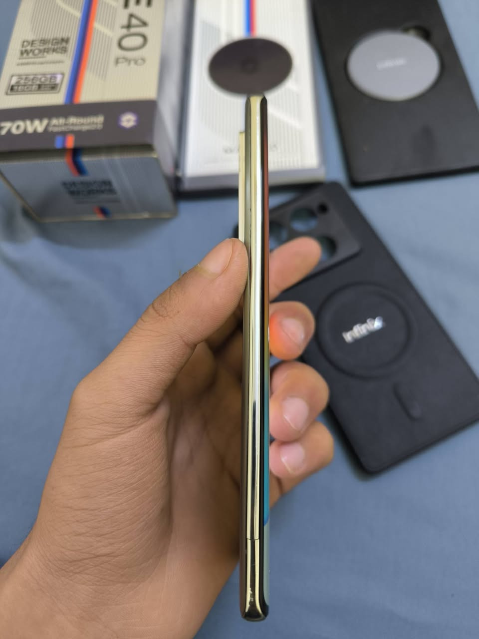 Infinix Note 40 Pro
الشاشة: منحنية (Curved) خرافية من نوع AMOLED بتردد 120Hz

الكاميرا: أساسية بدقة 108 ميجابكسل مع مثبت بصري (OIS) لصور وفيديوهات في غاية الثبات

الأداء: معالج قوي للألعاب والمهام اليومية مع ذاكرة تخزين 256 جيجابايت وذاكرة عشوائية ( 8+8 ) 

الصوت: تجربة سينمائية بسماعات ستيريو مزدوجة بضبط من شركة JBL العالمية 🔊🎶.

التصميم: خلفية جلدية فخمة مع إضاءة Active Halo الذكية التي تتفاعل مع الإشعارات والموسيقى ✨.

🎁 المحتويات : العلبة + الشاحن اللاسلكي+ كفر

💰 السعر : 240 الف
📍 العنوان : الكاظمية 
📞 الاستفسار : ***********
