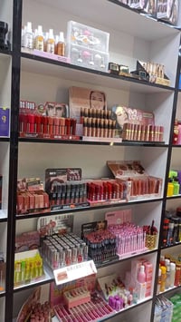 محل جاهز • ١٥ باترينة • مواد تجميلية