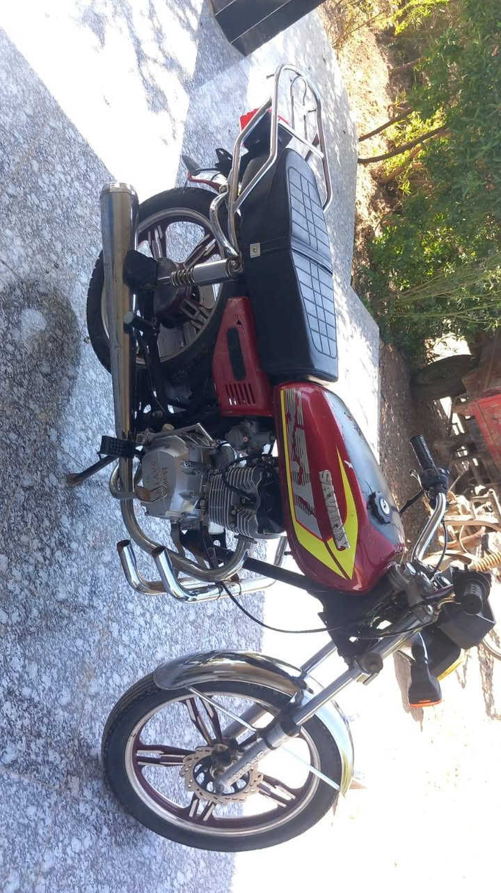 السلام عليكم اخوان دراجة سيفان للبيع موديل 2021 دراجة خير من الله مكينة بس بوش وبستم دراجة مامتعوبة مكاني ديالى الخالص فلكة مصطفى جواد 
الاستفسار ***********
