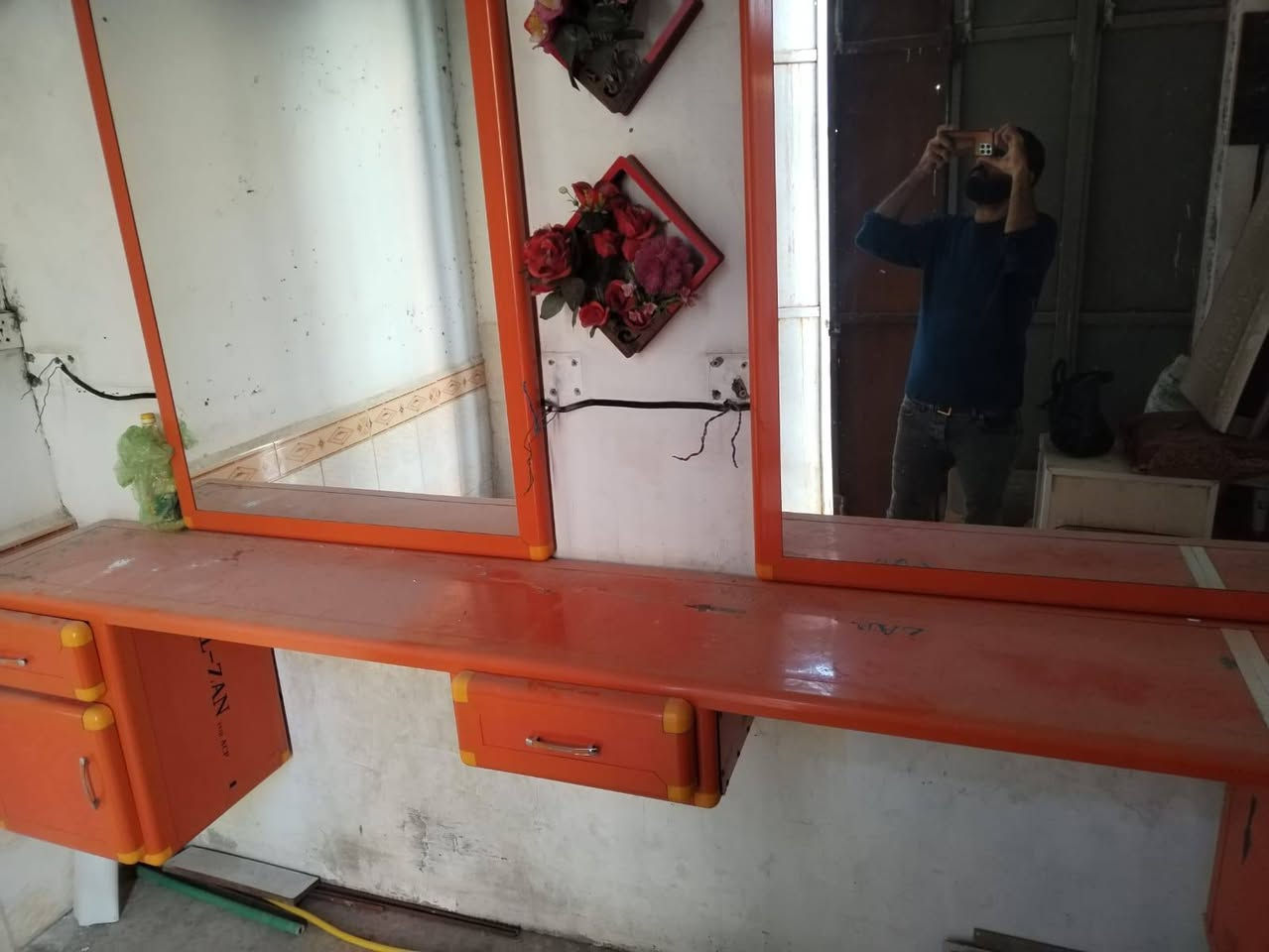 السلام عليكم عندي ميز حلاقة ألمنيوم تفصال نوعية زينه الطول ٣م والعرض مترة السعر ٢٠٠ألف وبي مجال المكان حي الوفاء رقم الهاتف ***********
