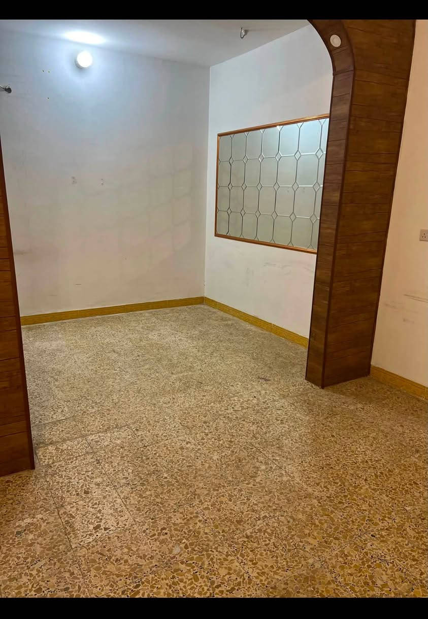 سلام عليكم 
مشتمل للإيجار 50 متر طابقين العنوان حي النصر/خلف المستوصف للاستفسار الاتصال على الرقم ***********

