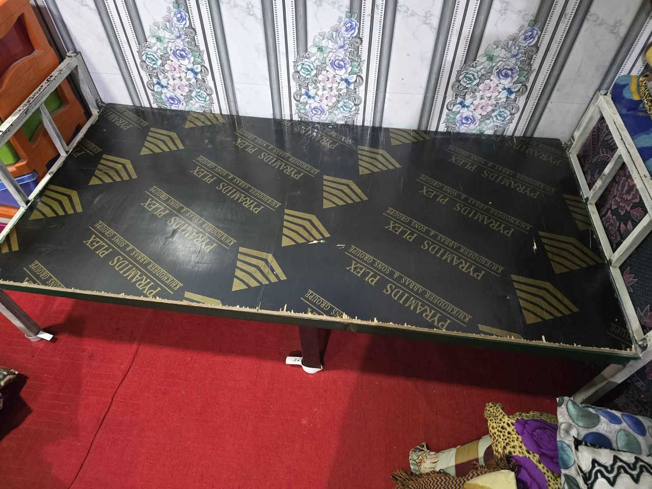 جربايتين للبيع
الاولى خشب صاج مثل ماموضح كدامكم بيها كسر بسيط بالرجل مالتها يرادلها بس بسامير تندك وترجع بلادية
الثانية حديد قوية (حديد زمان مو مال هسة) مابيها شي وقوية ونظيفة وعليها فورميكة ثخينة (علوها اصبع ونص)

للبيع اثنينهن وبسعر ١٠٠ وبيهن مجال 
عنواني كربلاء بالحر قرب المرقد
*********** كربلاء, العراق
