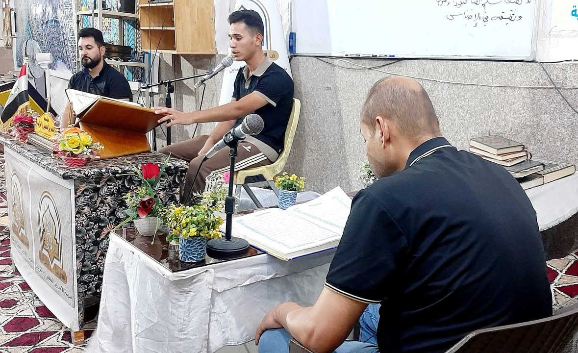 مؤسسة الإمام زين العابدين عليه السلام القرآنية الثلاثاء : ١٦  / ٦ / ٢٠٢٦م، ٣٠ ذو الحجة ١٤٤٧هجري المادة : علم الصوت والنغم القرآني المستوى الأول الإستاذ : القارئ وسام صباح الگرعاوي 
   (دورة انيس النفوس القرآنية قسم الرجال )
📸 🎞 التغطية الإعلامية المصورة لدورة علم الصوت 🗣️ 🎼 والتنغيم القرآني للرجال (المستوى الأول)، التي يحاضر فيها 🎤 الأستاذ وسام صباح الگرعاوي، والتي يشرف عليها الدكتور عادل شاكر وهام الزيادي، في مؤسسة الإمام زين العابدين ع القرآنية، يوم الثلاثاء الساعة 🕗 مساء، يذكر أن أساتذة المؤسسة القرآنية والمشاركين في الدورة قدموا تلاوات فردية في بناء قالب التلاوة (الإستهلال والتوسط والتعجيز)، وكيفية استخدام مقام البيات ثم الإنتقال إلى مقام الراست ومن ثم العودة للتسليم والتعجيز في مقام البيات، وكيفية بناء هذه الجمل النغمية بالشكل السليم، كون هذه الدورة تعنى بتطوير مهارات الأداء الصوتي والتنغيمي لدى قرآء القرآن الكريم.  
🖌 خالص الدعوات لأساتذة المؤسسة القرآنية ولجميع المشاركين في هذه الدورة القرآنية المباركة بالتوفيق والقبول والسداد 🤲
الشيخ سيد رياض ابو مصطفى المعموري الموسوي م . مؤسسة الإمام زين العابدين عليه السلام القرآنية
@@@@@@@@@@@@@@@@@@
🪀 للإستعلام والمشاركة في الدورات المجانية المفتوحة التواصل مع ادارة المؤسسة 👇 *********** / *********** ،
 أو التواصل مع إدارري الدورة الأقدم/ @إشارة 
(القارئ حكيم محسن الشمري)*********** 
💥💫💥💫💥💫💥💫💥💭💥💭💫
🖌 إعلام مؤسسة الإمام زين العابدين ع القرآنية 
🖌 الثلاثاء ١٦ / ٦ / ٢٠٢٦م , ٣٠ ذو الحجة ١٤٤٧هـ.
