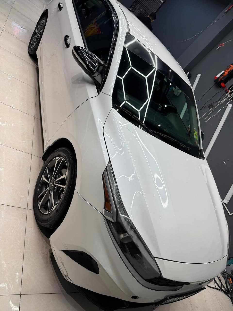 السلام عليكم 
فورتي للبيع 23 ماشيه 65 الف كيلو 
مواصفات عاديه 
رادار كامره شاشه 
حادثها كما موضح بلصور  مابيها اي قطعه صبغ 
البنيد بارد والحوض راجع بارد بدون ايرباك 
رقم الهاتف  
***********
 متوفر اتصال وواتس اب 
السعر160  وبيها مجال.
