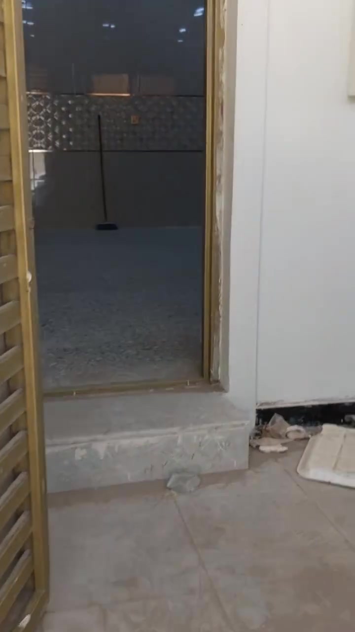 للايجار حي دجله بصف السريع غرفتين وصاله ومطبخ حمام داخلي حمام خارجي مدخلين زيرو ما مسكون الشارع هادئ سعر الايجار 700 للاستفسار*********** واتس
