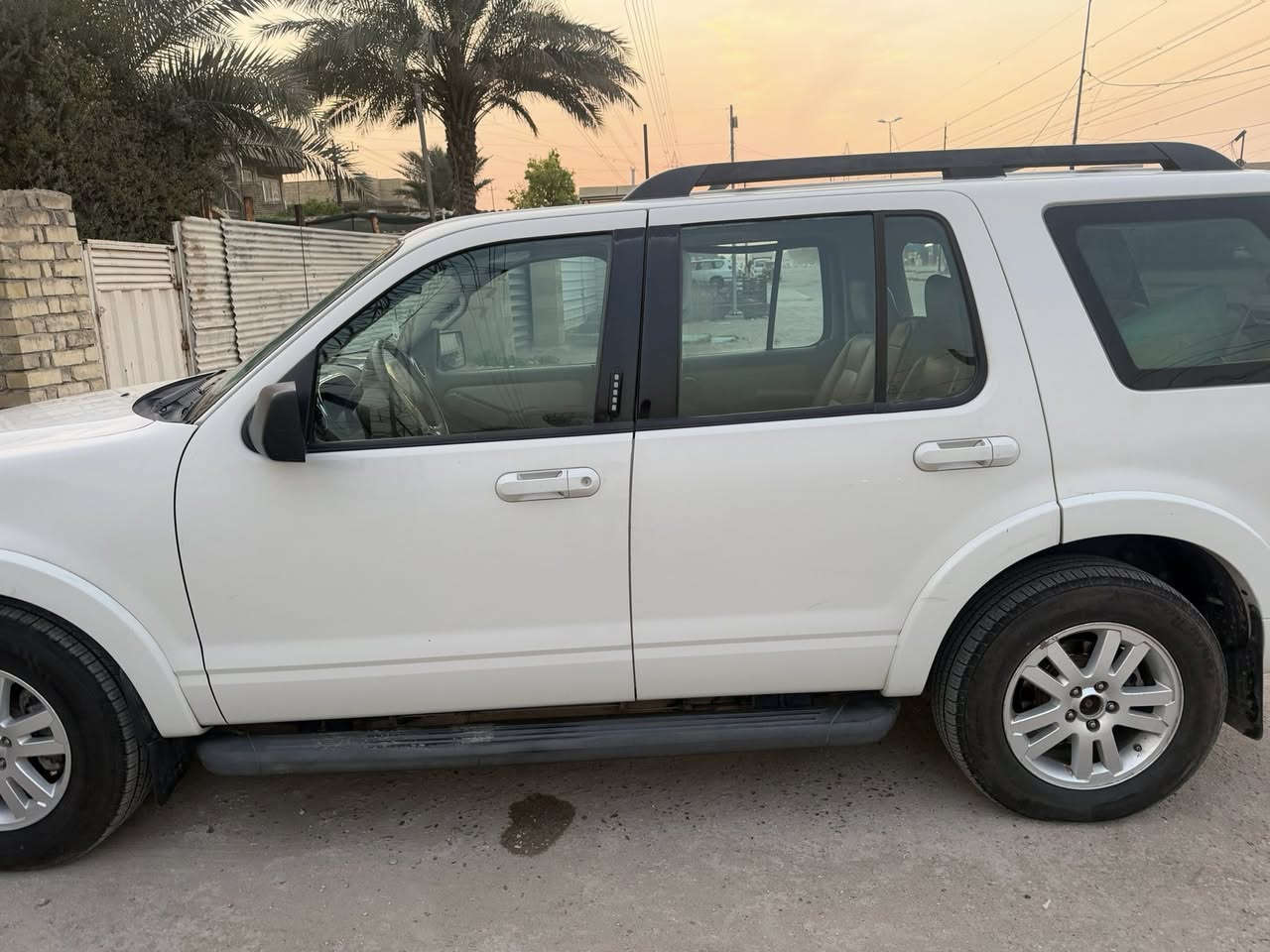 فورد اكسبلور 2010 خليجي
مواصفات xlt
محرك مكفول
كيرها مبدل اصلي
مبدل دعاميه اثر حادث بسيط فقط
داخلها مثل مشوف 
السياره يرادلها حداديه 
بيها تلحيضات 
رايدها ب ١٠٠ $
مكانها بغداد 
رقم هاتف *********** للاستفسار اكثر
